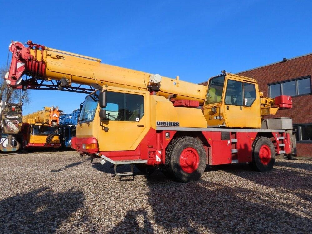 Liebherr LTM 1030-2.1 - Terepjáró autódaru: 1 kép. Liebherr LTM 1030-2.1 - Terepjáró autódaru: 1 kép.
