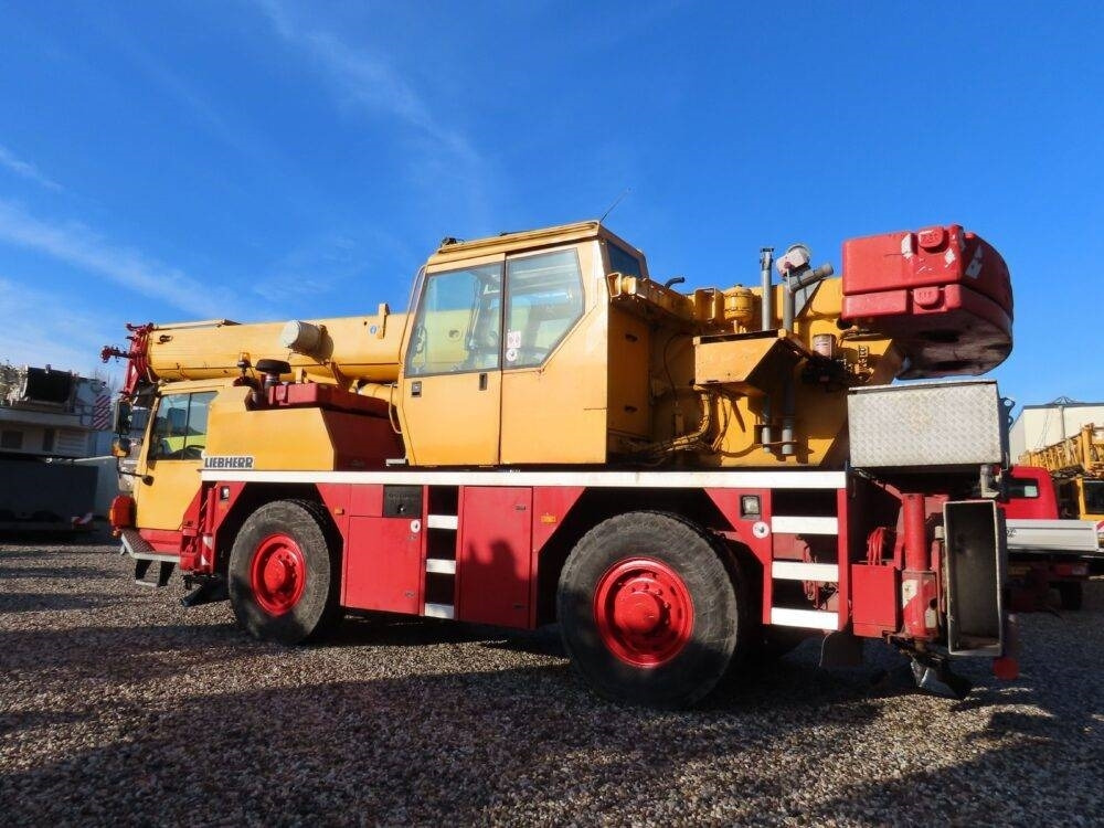 Liebherr LTM 1030-2.1 - Terepjáró autódaru: 2 kép. Liebherr LTM 1030-2.1 - Terepjáró autódaru: 2 kép.
