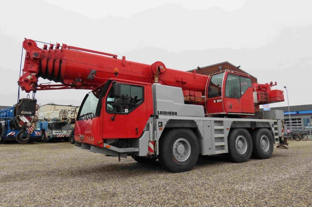 Liebherr LTM 1055-3.2 - Terepjáró autódaru: 1 kép. Liebherr LTM 1055-3.2 - Terepjáró autódaru: 1 kép.