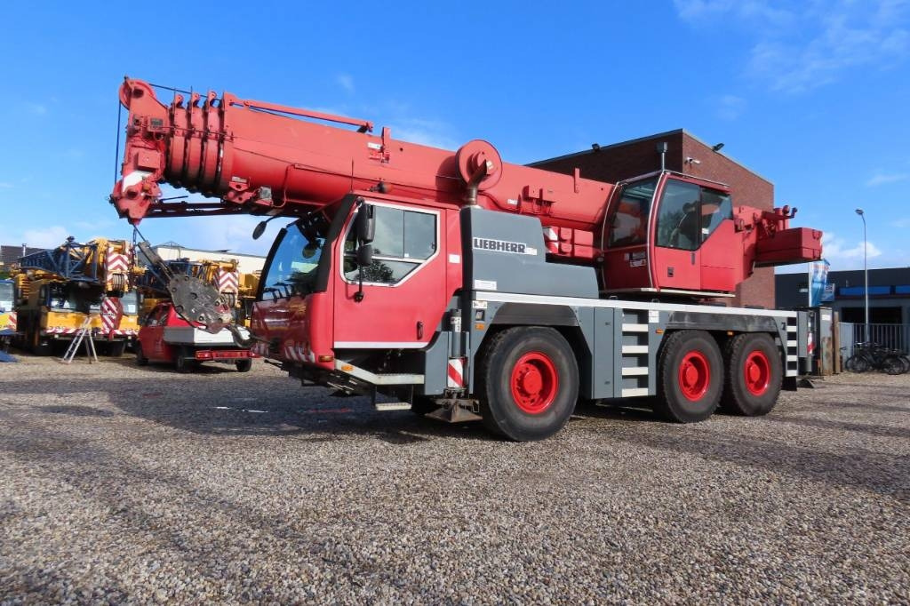 Liebherr LTM 1055-3.2 - Terepjáró autódaru: 1 kép. Liebherr LTM 1055-3.2 - Terepjáró autódaru: 1 kép.