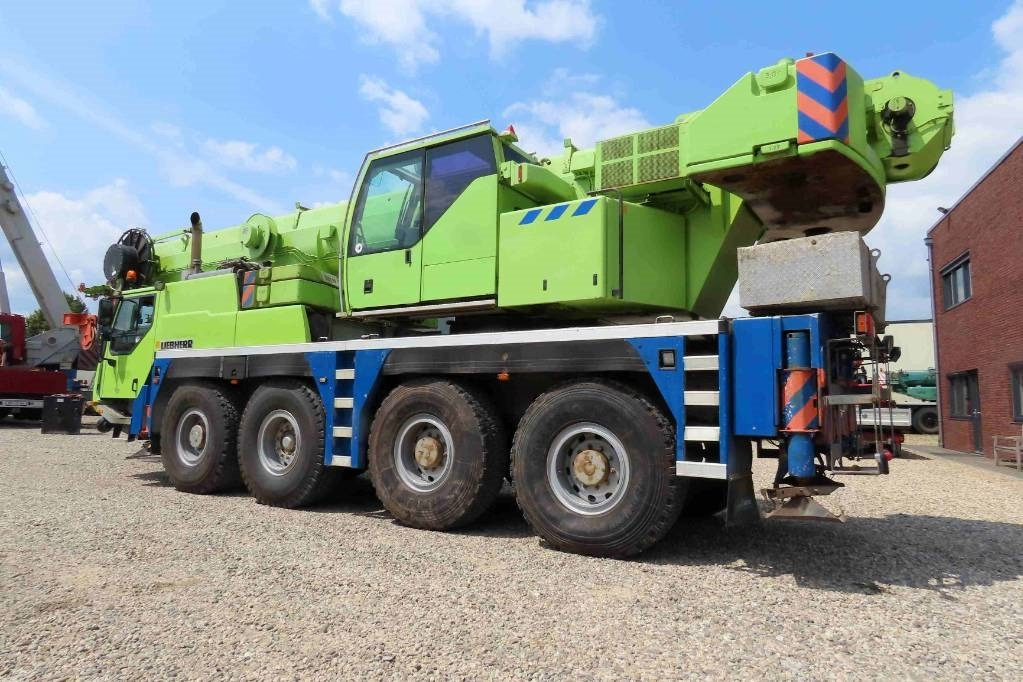 Liebherr LTM 1070-4.1 - Terepjáró autódaru: 4 kép. Liebherr LTM 1070-4.1 - Terepjáró autódaru: 4 kép.