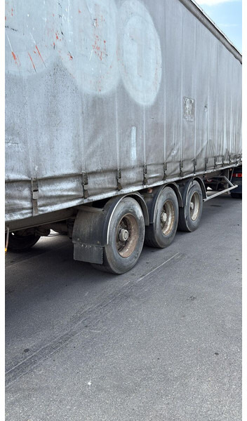 Fruehauf - Ponyvás félpótkocsi: 3 kép. Fruehauf - Ponyvás félpótkocsi: 3 kép.