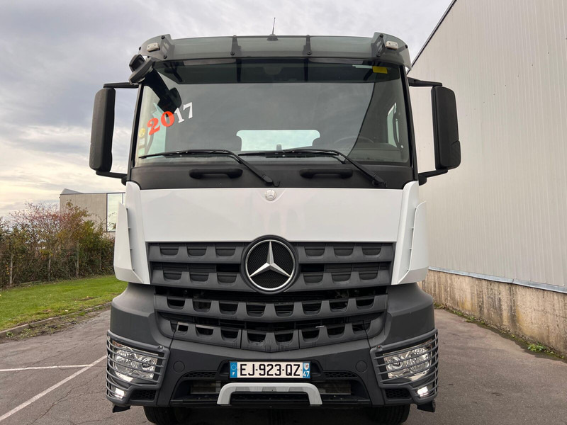 Mercedes-Benz Arocs 2645 - Horgos rakodó teherautó: 2 kép. Mercedes-Benz Arocs 2645 - Horgos rakodó teherautó: 2 kép.