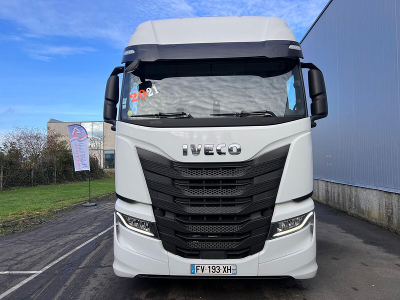 Iveco S-Way 510 - Nyergesvontató: 2 kép. Iveco S-Way 510 - Nyergesvontató: 2 kép.