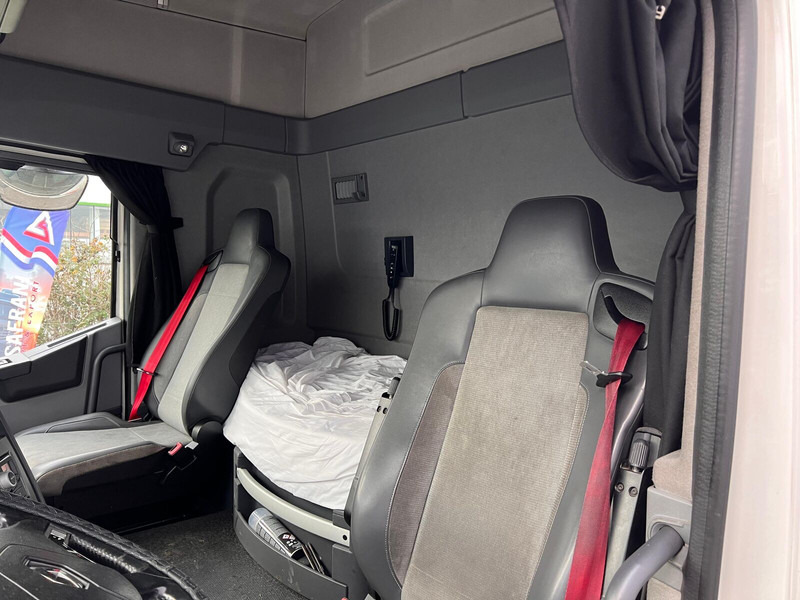 Nyergesvontató Renault T430: 11 kép.