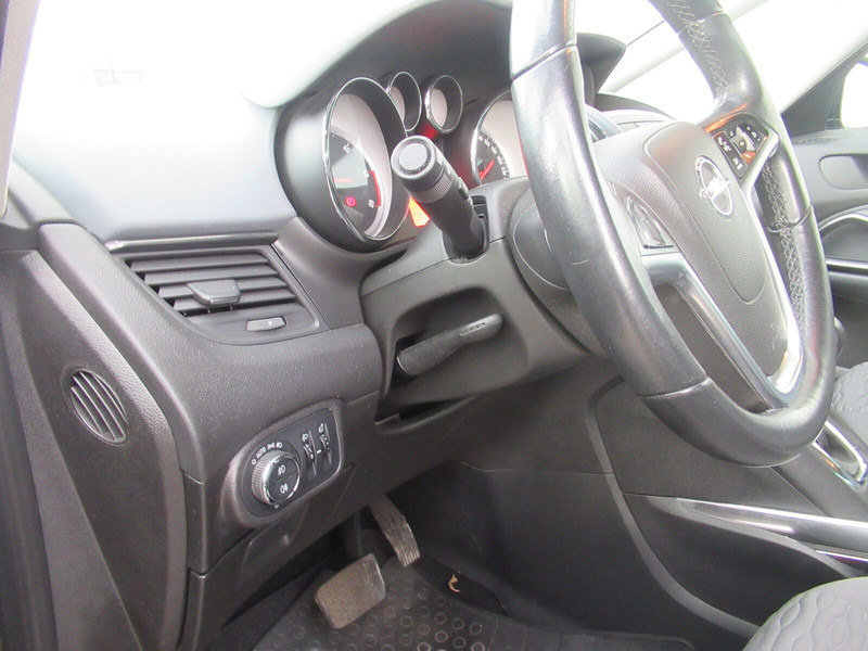 Autó Opel Zafira Touren: 15 kép.