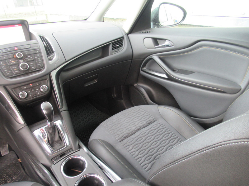 Autó Opel Zafira Touren: 12 kép.