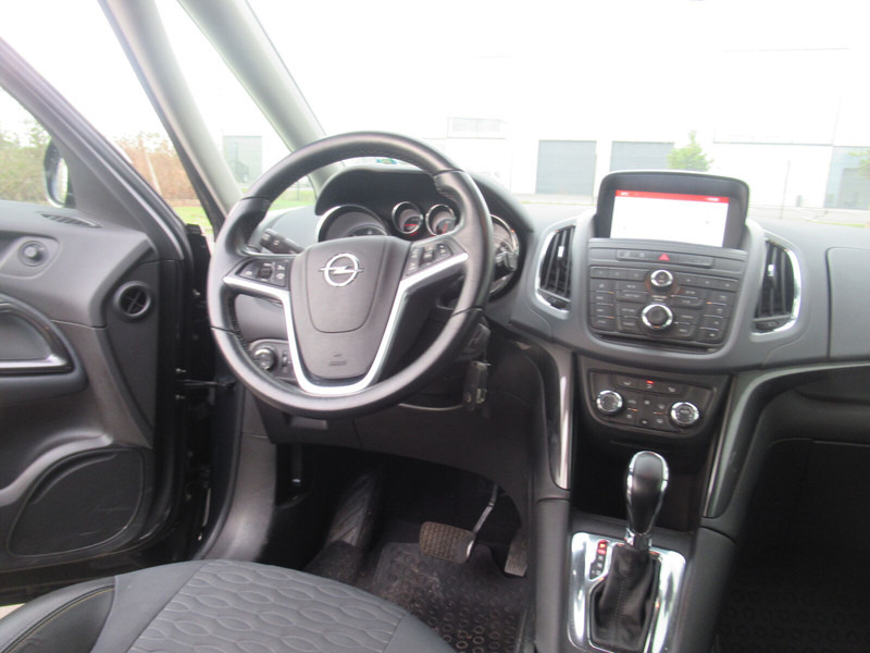Autó Opel Zafira Touren: 13 kép.