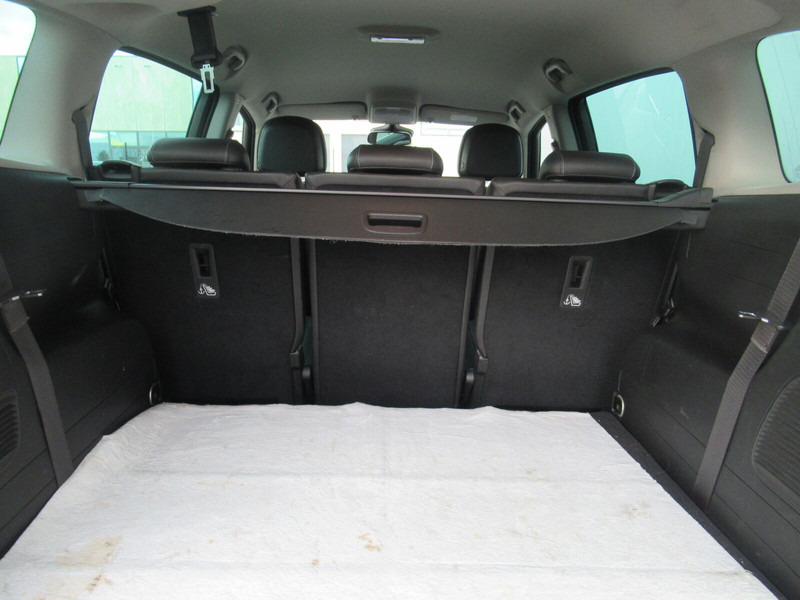 Autó Opel Zafira Touren: 8 kép.