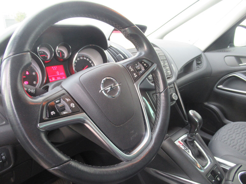 Autó Opel Zafira Touren: 16 kép.