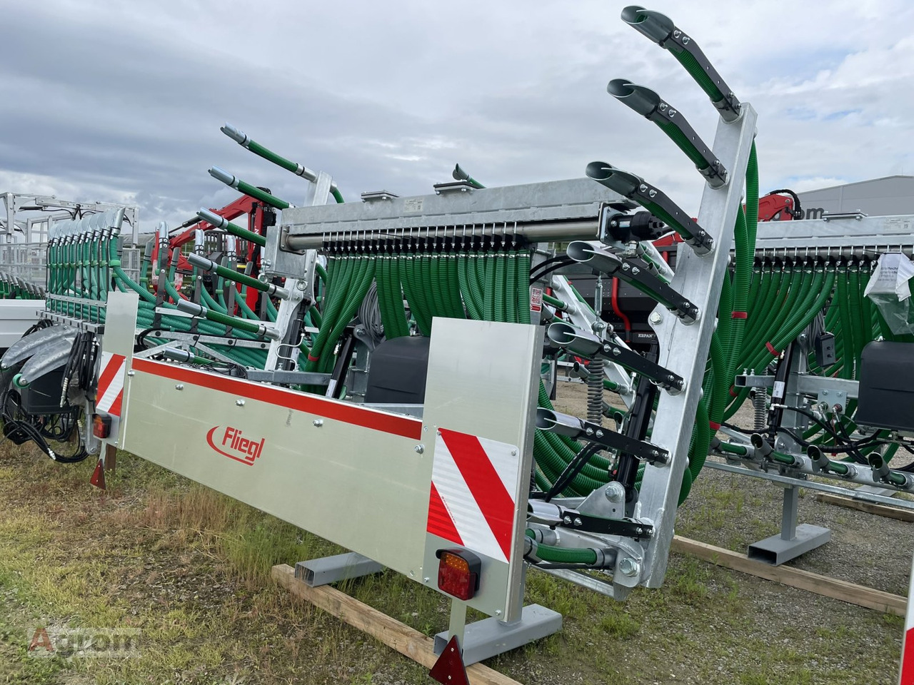 Fliegl Schleppschuhverteiler Compact 6,0 m - Hígtrágya kijuttatás: 5 kép. Fliegl Schleppschuhverteiler Compact 6,0 m - Hígtrágya kijuttatás: 5 kép.