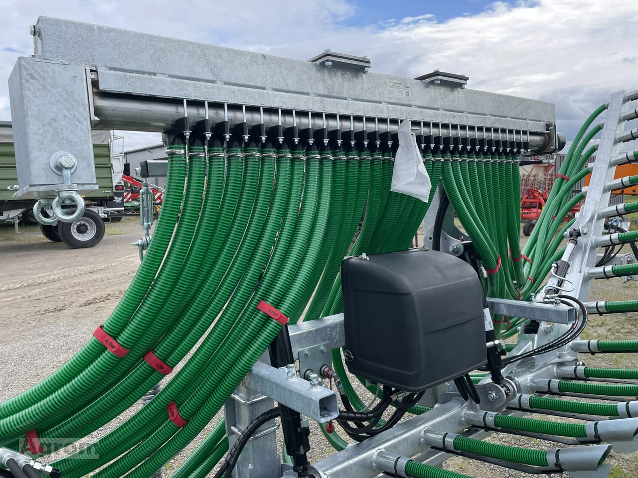 Fliegl Schleppschuhverteiler Compact 7,5 m - Hígtrágya kijuttatás: 4 kép. Fliegl Schleppschuhverteiler Compact 7,5 m - Hígtrágya kijuttatás: 4 kép.