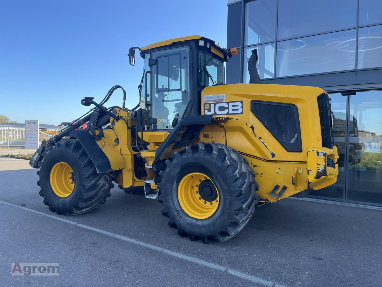 JCB 427 HT Agri - Gumikerekes homlokrakodó: 4 kép. JCB 427 HT Agri - Gumikerekes homlokrakodó: 4 kép.