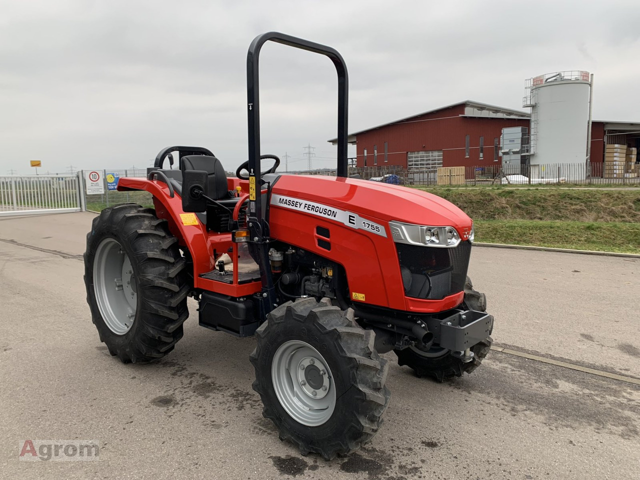 Új Traktor Massey Ferguson 1755 E: 8 kép.