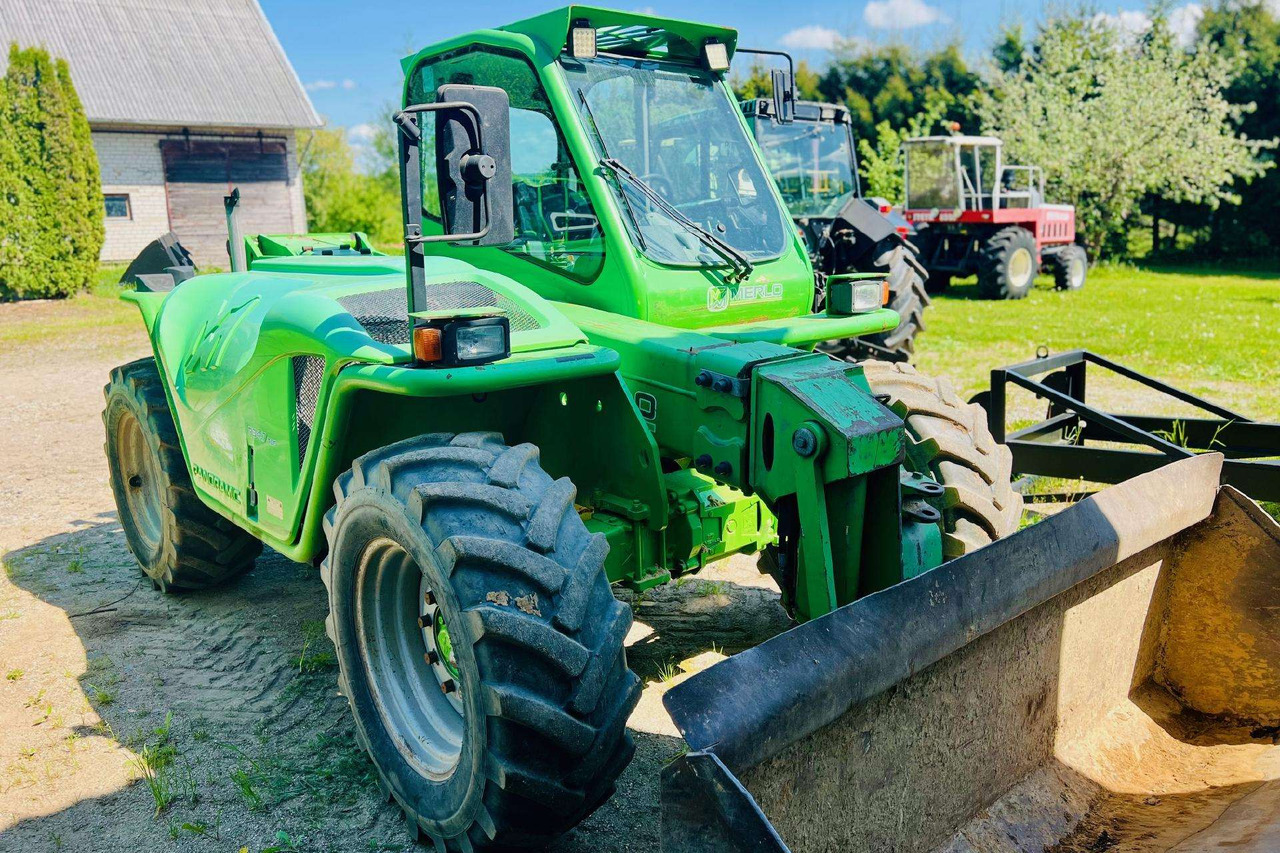 Merlo P34.7 TOP - Teleszkópos rakodó: 3 kép. Merlo P34.7 TOP - Teleszkópos rakodó: 3 kép.