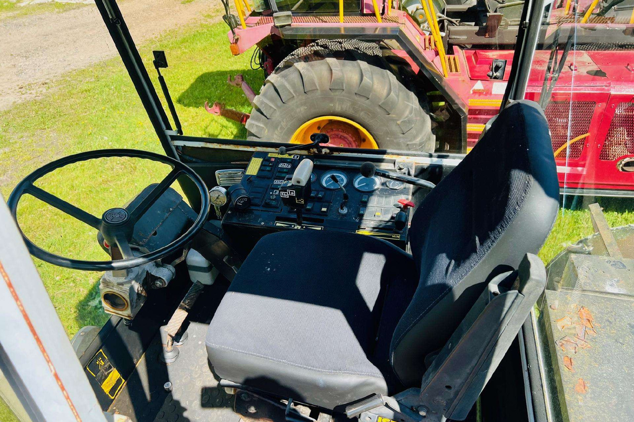 Steyr 8320 - Traktor: 2 kép. Steyr 8320 - Traktor: 2 kép.