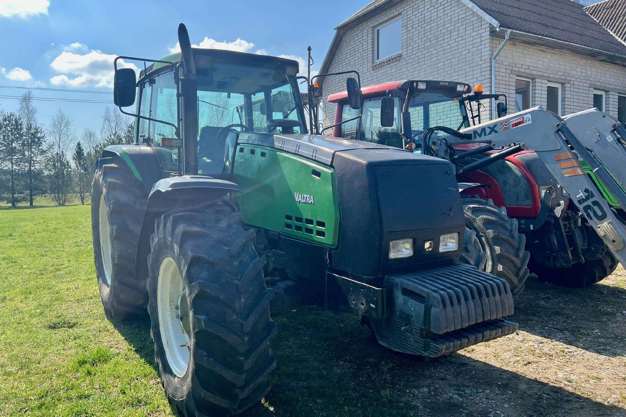Valtra 8450 Mega - Traktor: 2 kép. Valtra 8450 Mega - Traktor: 2 kép.