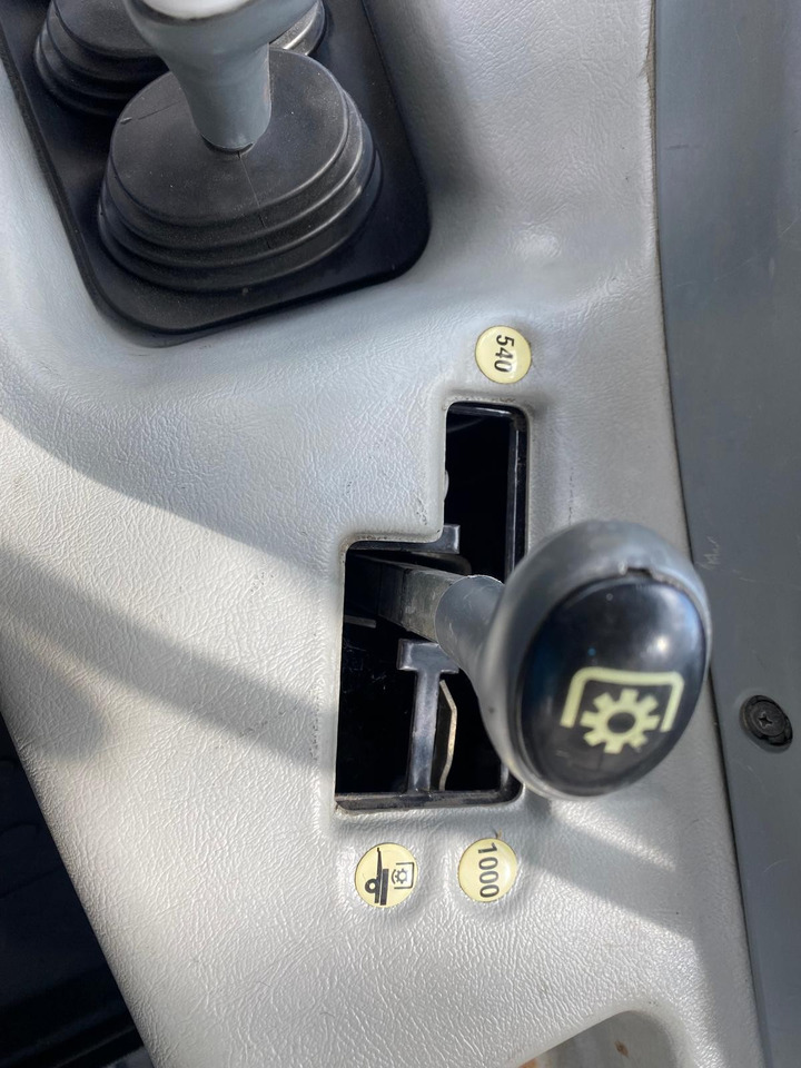 Traktor Valtra T121 HT: 14 kép.