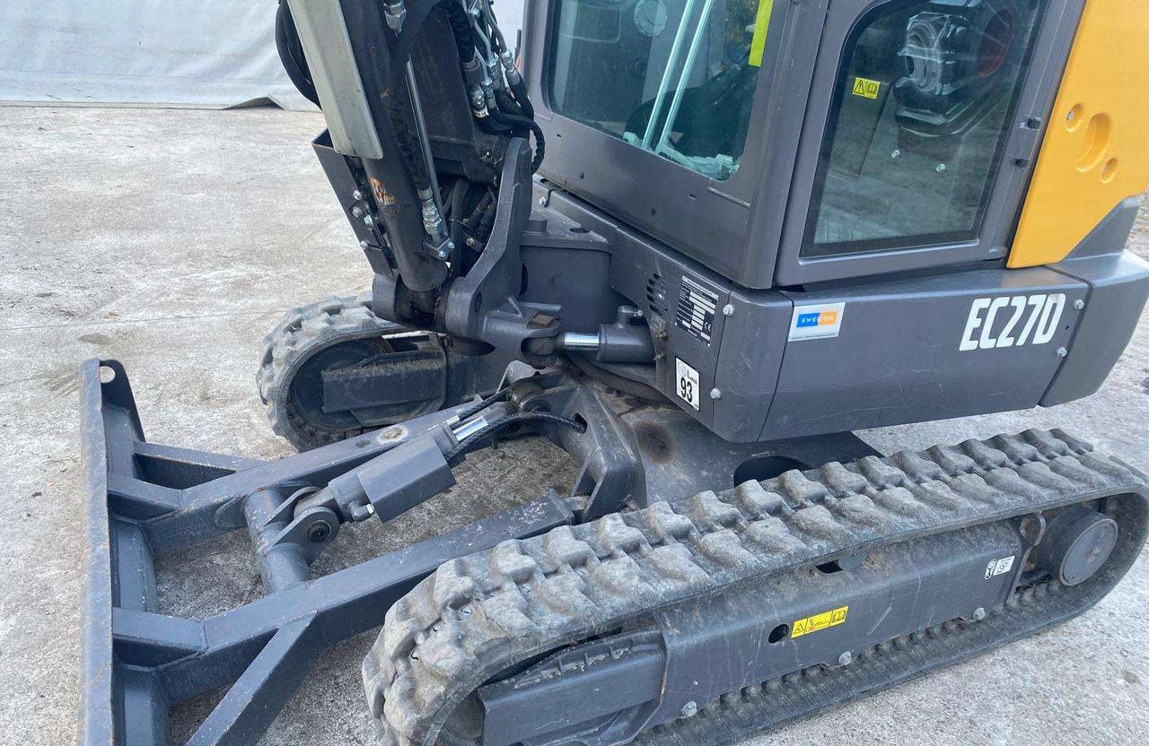 Volvo EC27D - Kotrógép: 2 kép. Volvo EC27D - Kotrógép: 2 kép.