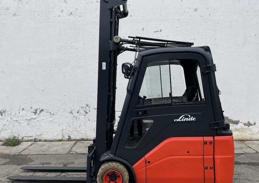 Linde E 18 L-01/386 (batt. NUOVA) - Elektromos targonca: 2 kép. Linde E 18 L-01/386 (batt. NUOVA) - Elektromos targonca: 2 kép.