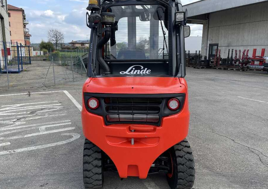Linde H 35 D - Dízel targonca: 3 kép. Linde H 35 D - Dízel targonca: 3 kép.