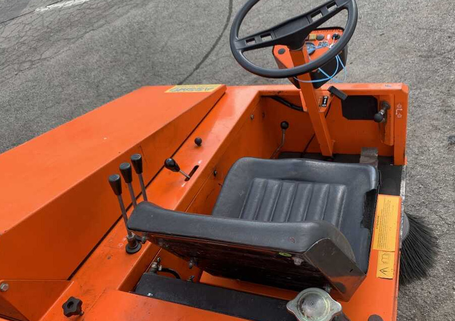 RCM T 9000 TD/1 - Ipari seprőgép: 2 kép. RCM T 9000 TD/1 - Ipari seprőgép: 2 kép.