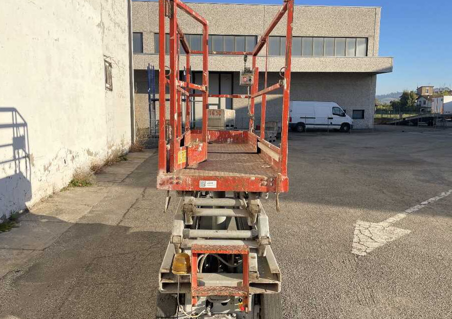 SKYJACK 3220 - Ollós emelő: 3 kép. SKYJACK 3220 - Ollós emelő: 3 kép.
