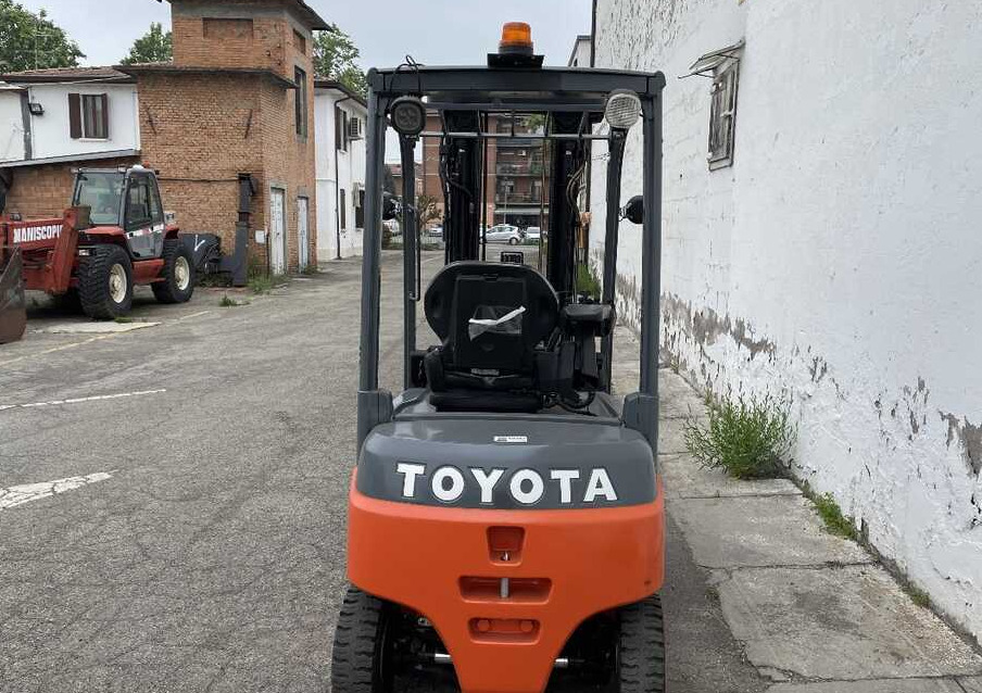 Toyota 8 FBMK20T (Batteria 90%) - Elektromos targonca: 3 kép. Toyota 8 FBMK20T (Batteria 90%) - Elektromos targonca: 3 kép.