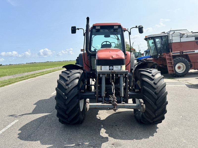 New Holland M135 - Traktor: 2 kép. New Holland M135 - Traktor: 2 kép.