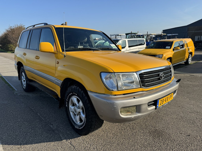 Toyota Land Cruiser - Autó: 3 kép. Toyota Land Cruiser - Autó: 3 kép.