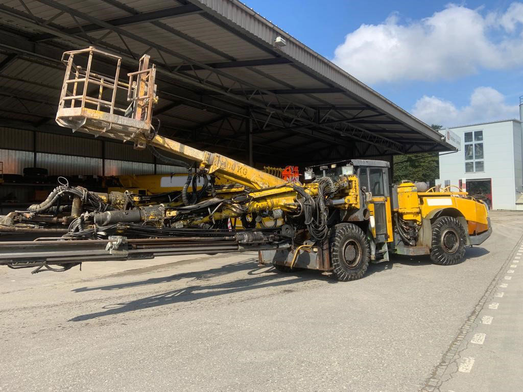 Atlas Copco L2C - Irányított fúrógép: 2 kép. Atlas Copco L2C - Irányított fúrógép: 2 kép.