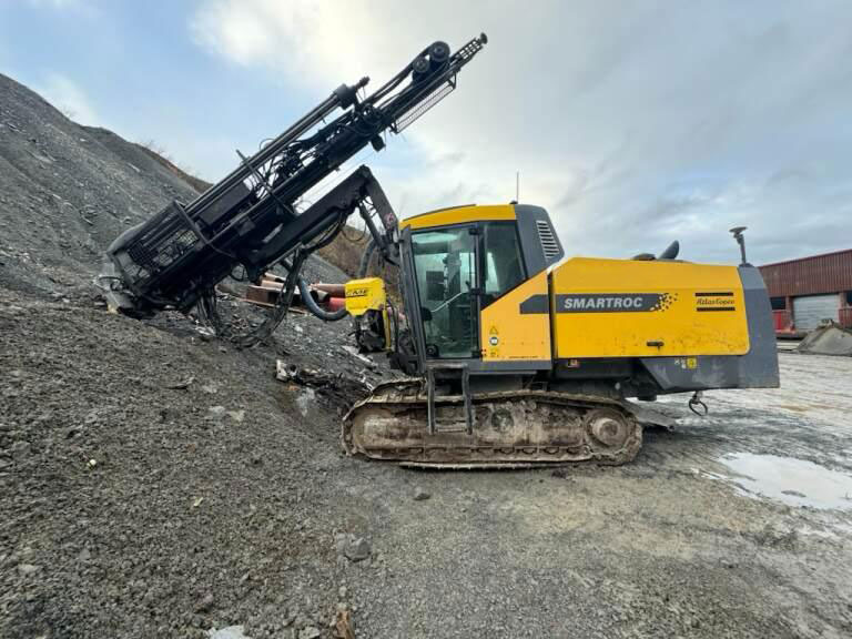 Atlas Copco SmartROC T40-11 - Fúrógép: 2 kép. Atlas Copco SmartROC T40-11 - Fúrógép: 2 kép.