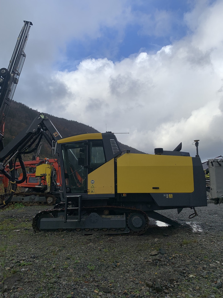 Atlas Copco SmartROC T40-11 - Fúrógép: 2 kép. Atlas Copco SmartROC T40-11 - Fúrógép: 2 kép.