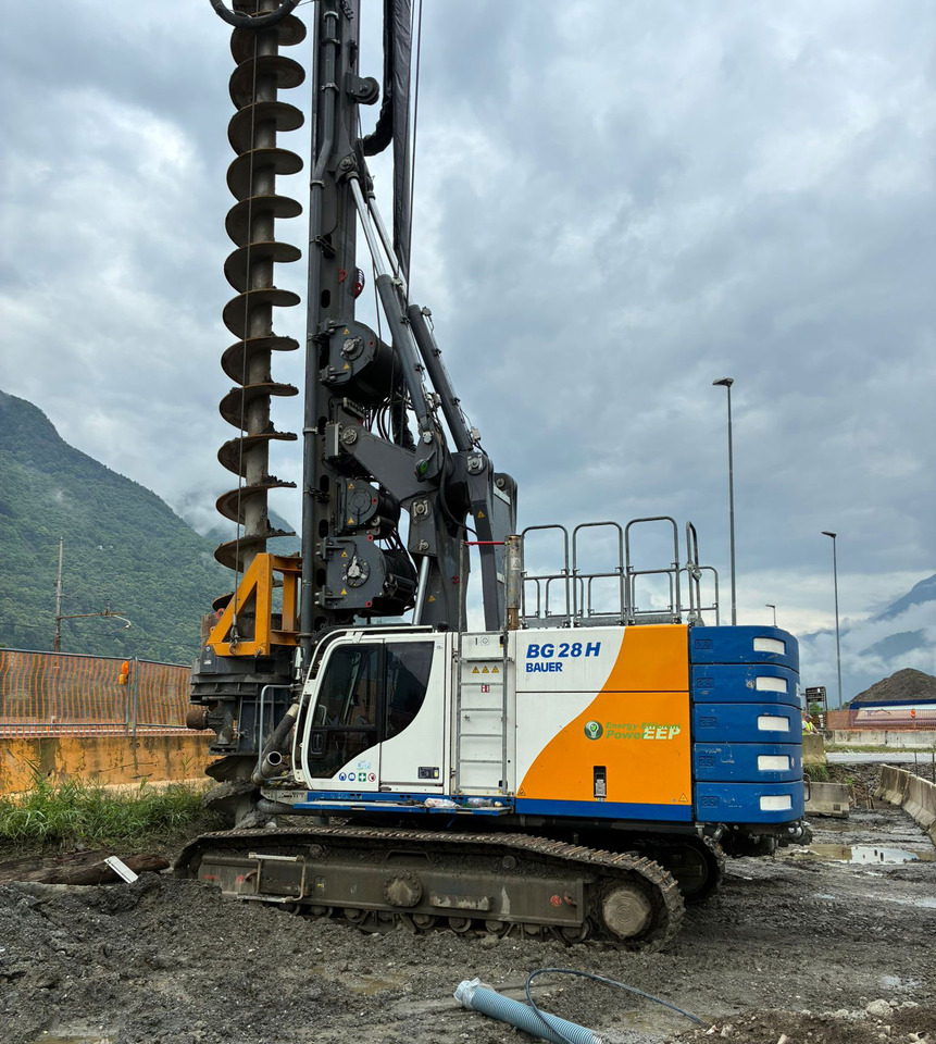 Bauer BG 28H - Cölöpverő: 1 kép. Bauer BG 28H - Cölöpverő: 1 kép.