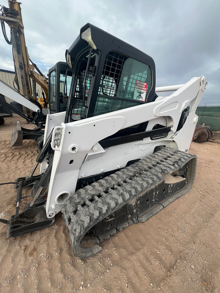 Bobcat T870 - Mini homlokrakodó: 3 kép. Bobcat T870 - Mini homlokrakodó: 3 kép.