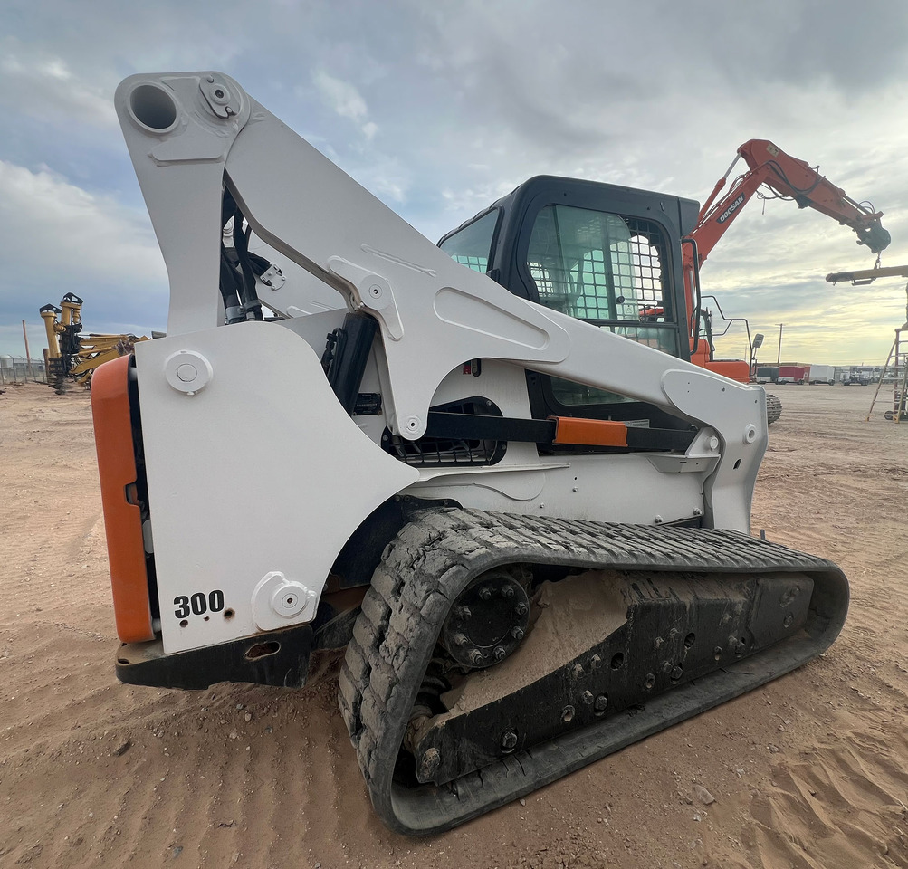 Bobcat T870 - Mini homlokrakodó: 5 kép. Bobcat T870 - Mini homlokrakodó: 5 kép.