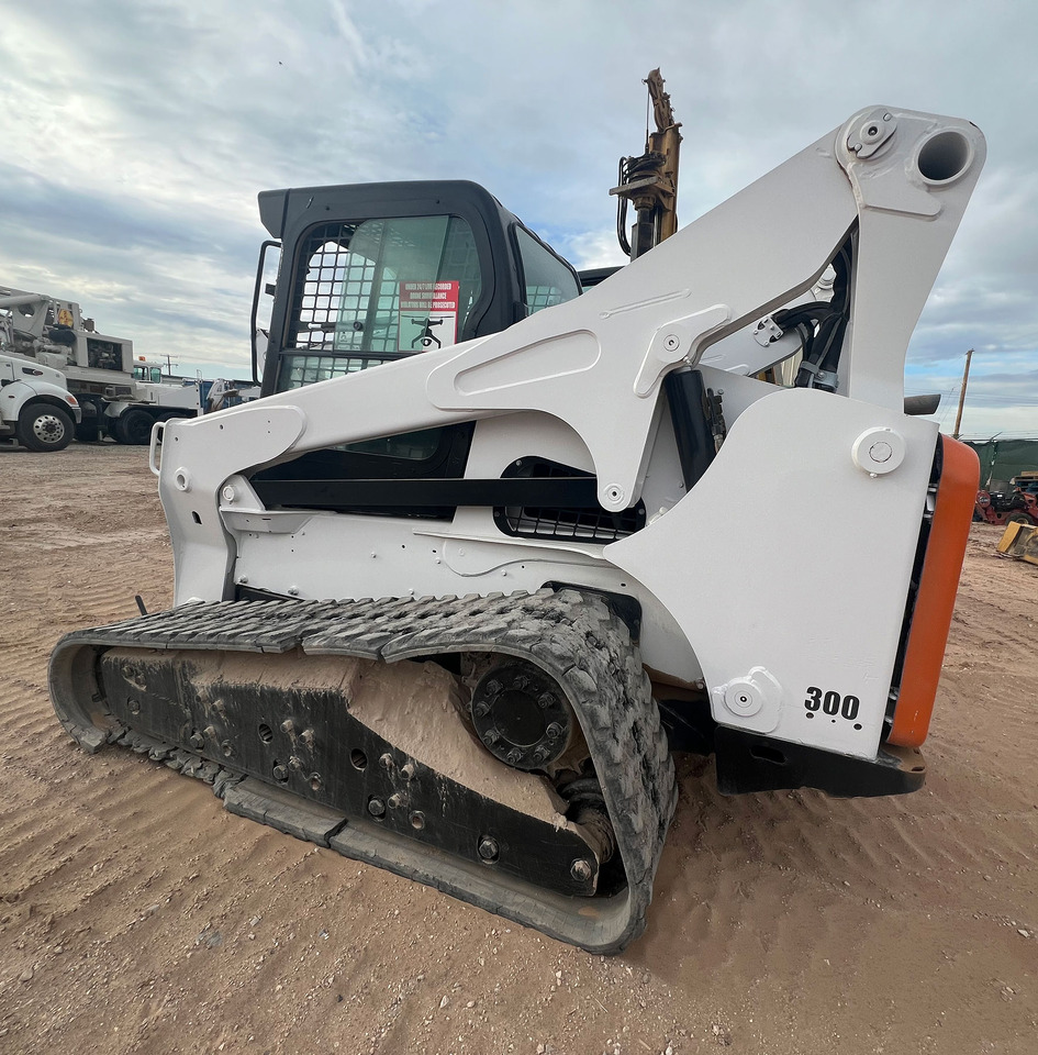 Bobcat T870 - Mini homlokrakodó: 4 kép. Bobcat T870 - Mini homlokrakodó: 4 kép.