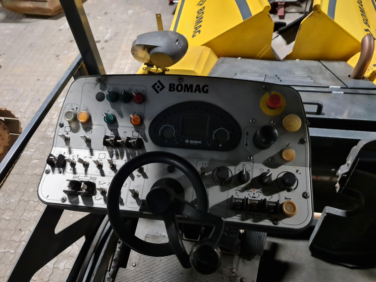 Bomag BF 300 P-2 - Útburkológép: 5 kép. Bomag BF 300 P-2 - Útburkológép: 5 kép.