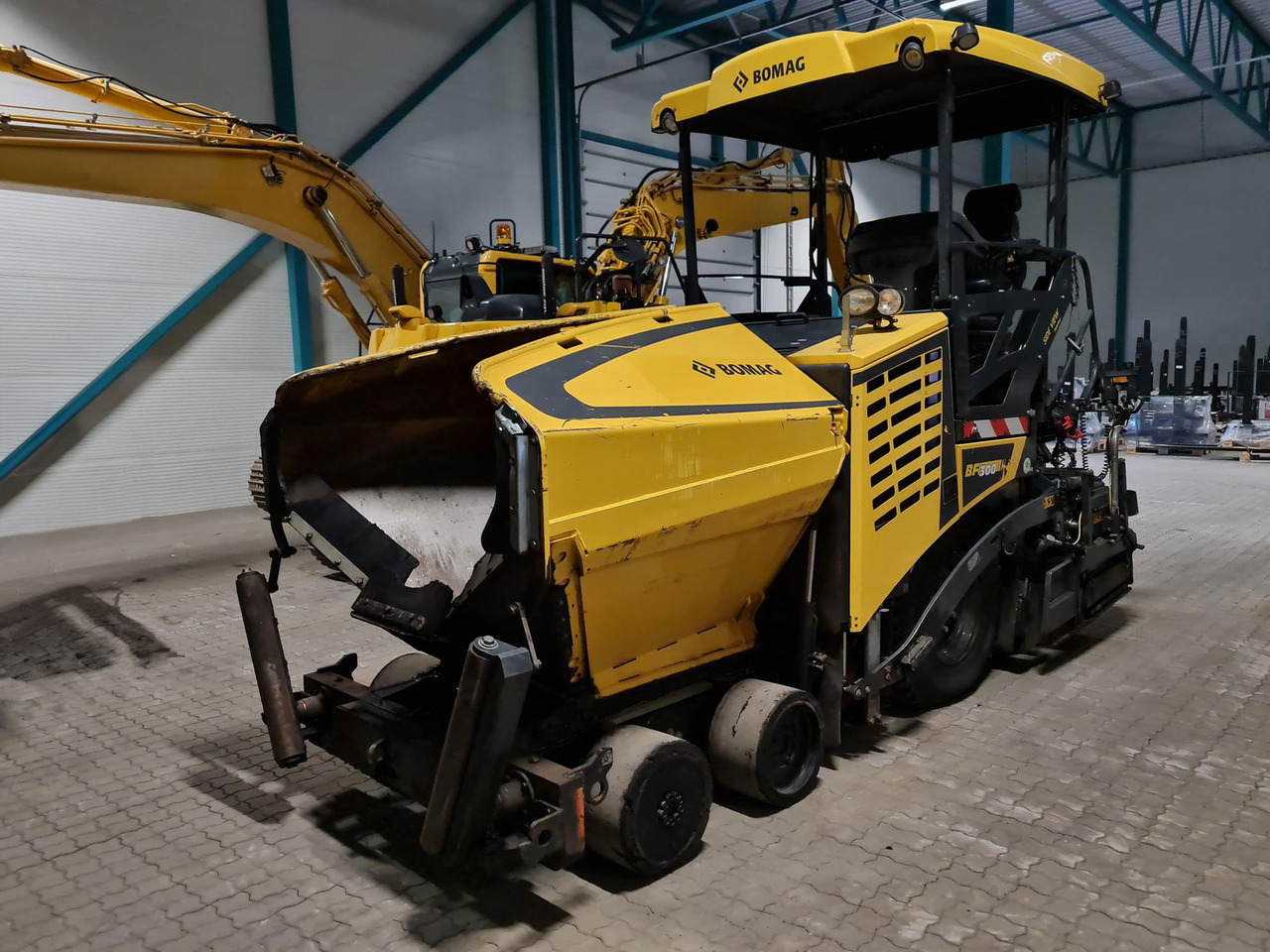 Bomag BF 300 P-2 - Útburkológép: 1 kép. Bomag BF 300 P-2 - Útburkológép: 1 kép.