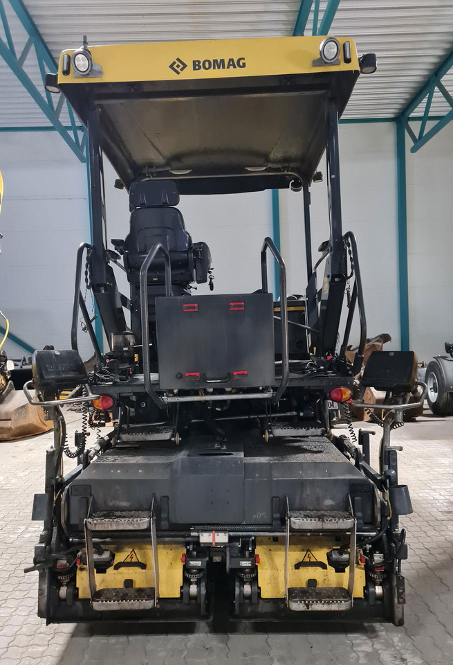 Bomag BF 300 P-2 - Útburkológép: 4 kép. Bomag BF 300 P-2 - Útburkológép: 4 kép.