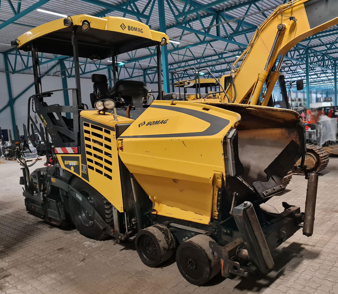 Bomag BF 300 P-2 - Útburkológép: 3 kép. Bomag BF 300 P-2 - Útburkológép: 3 kép.