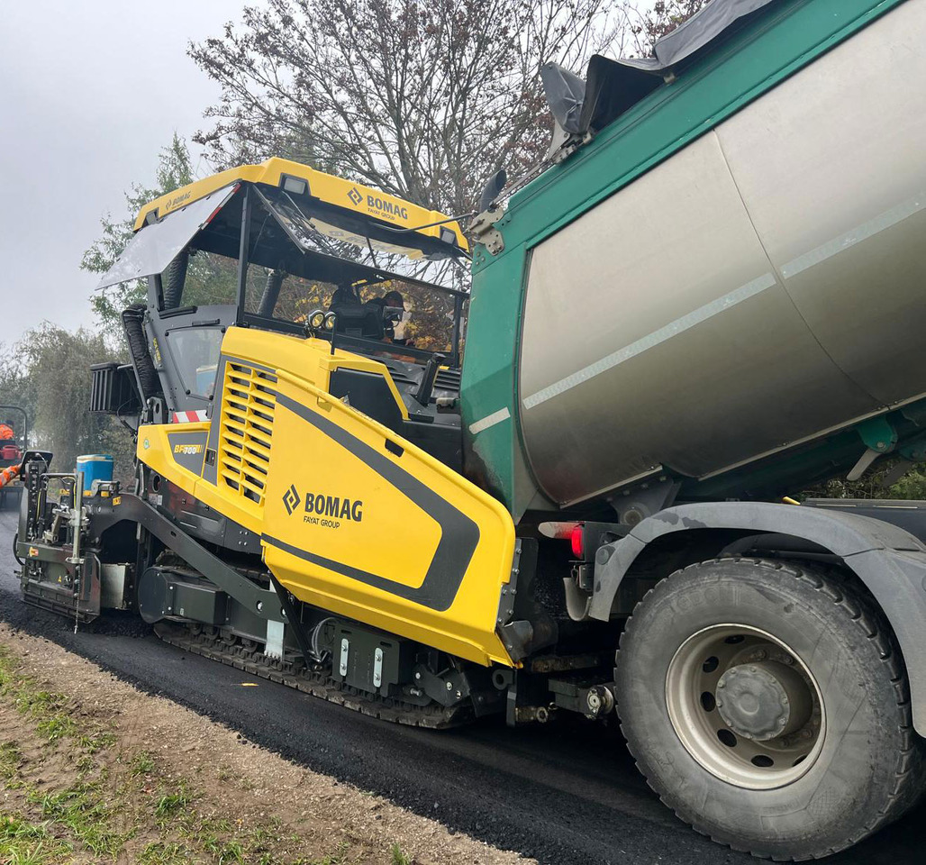 Bomag BF 700 C-3 - Útburkológép: 4 kép. Bomag BF 700 C-3 - Útburkológép: 4 kép.