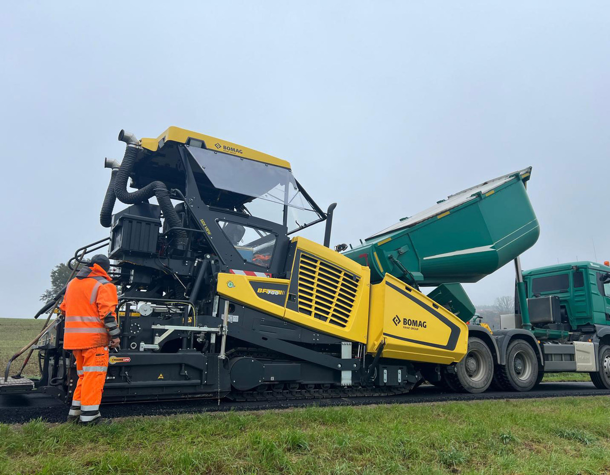 Bomag BF 700 C-3 - Útburkológép: 1 kép. Bomag BF 700 C-3 - Útburkológép: 1 kép.