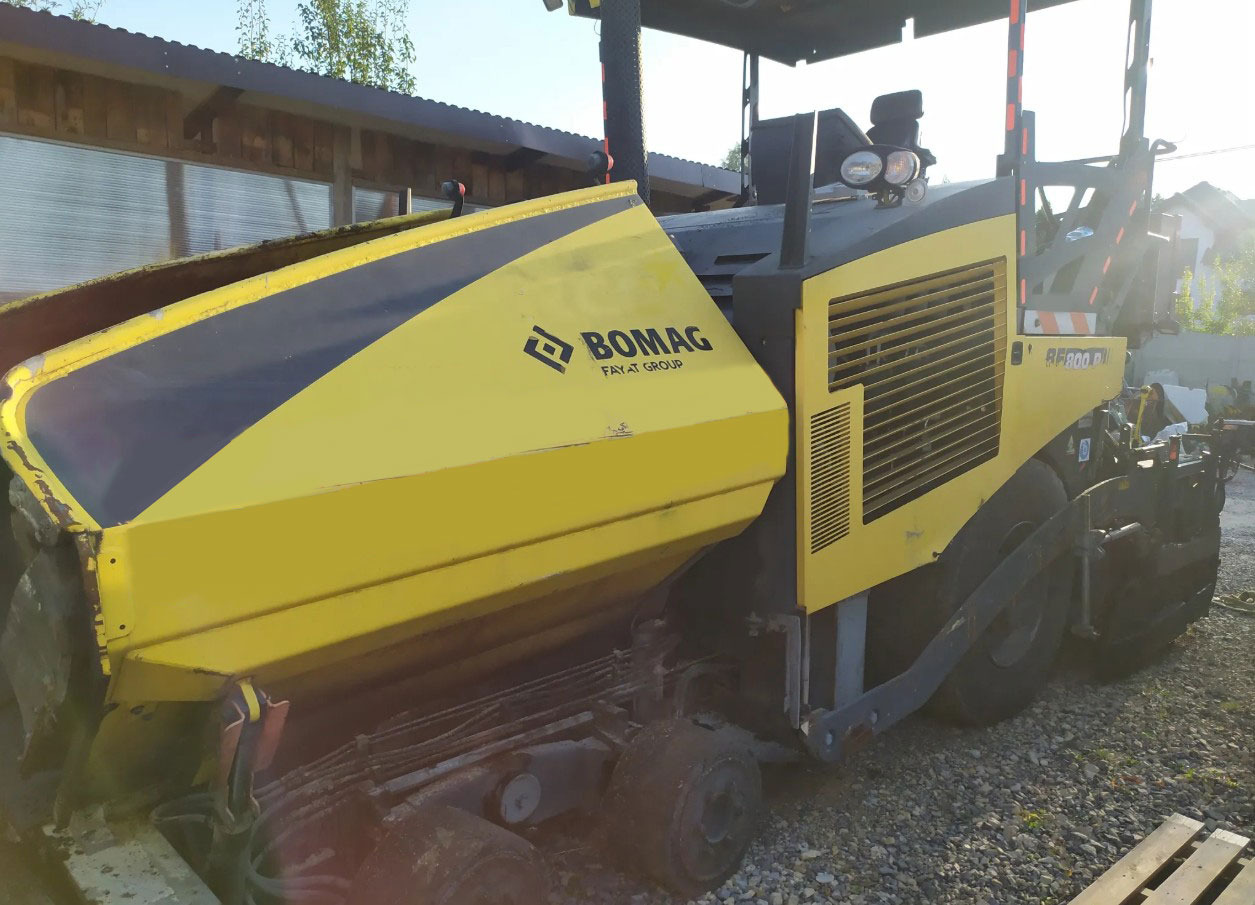 Bomag BF 800 P - Útburkológép: 1 kép. Bomag BF 800 P - Útburkológép: 1 kép.
