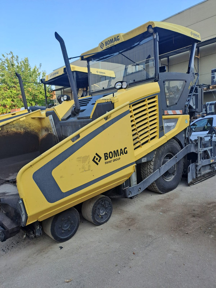 Bomag BF600 P-2 - Útburkológép: 1 kép. Bomag BF600 P-2 - Útburkológép: 1 kép.