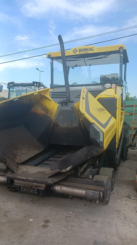 Bomag BF600 P-2 - Útburkológép: 3 kép. Bomag BF600 P-2 - Útburkológép: 3 kép.