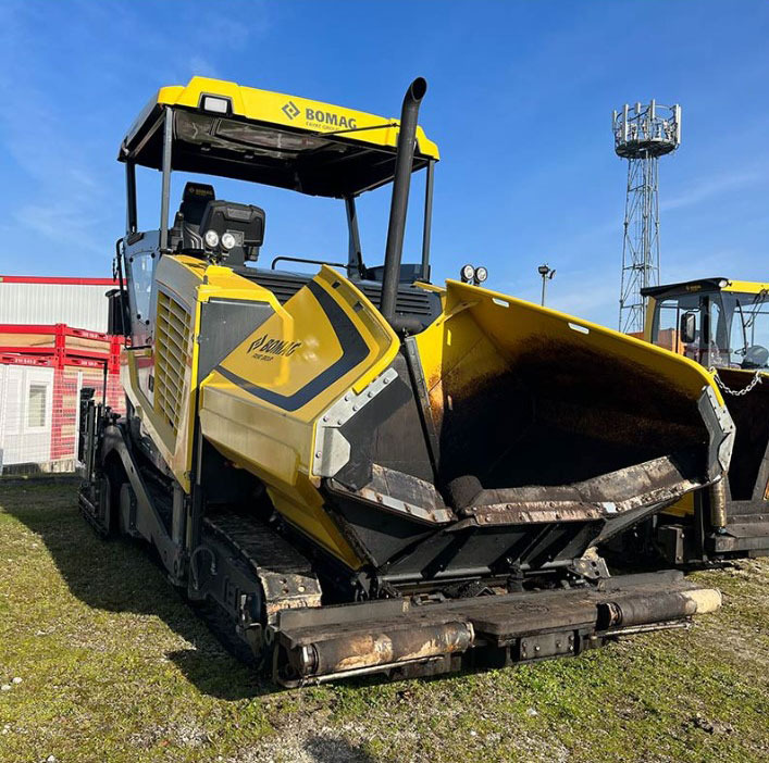 Bomag BF700 C-3 - Útburkológép: 1 kép. Bomag BF700 C-3 - Útburkológép: 1 kép.