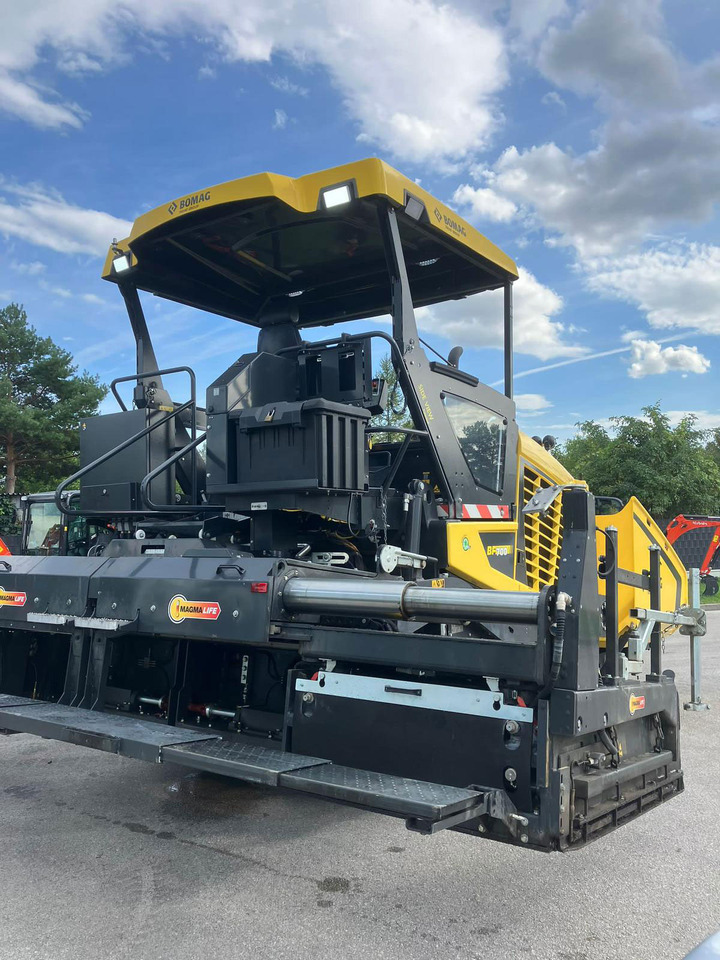Bomag BF700 C-3 - Útburkológép: 4 kép. Bomag BF700 C-3 - Útburkológép: 4 kép.