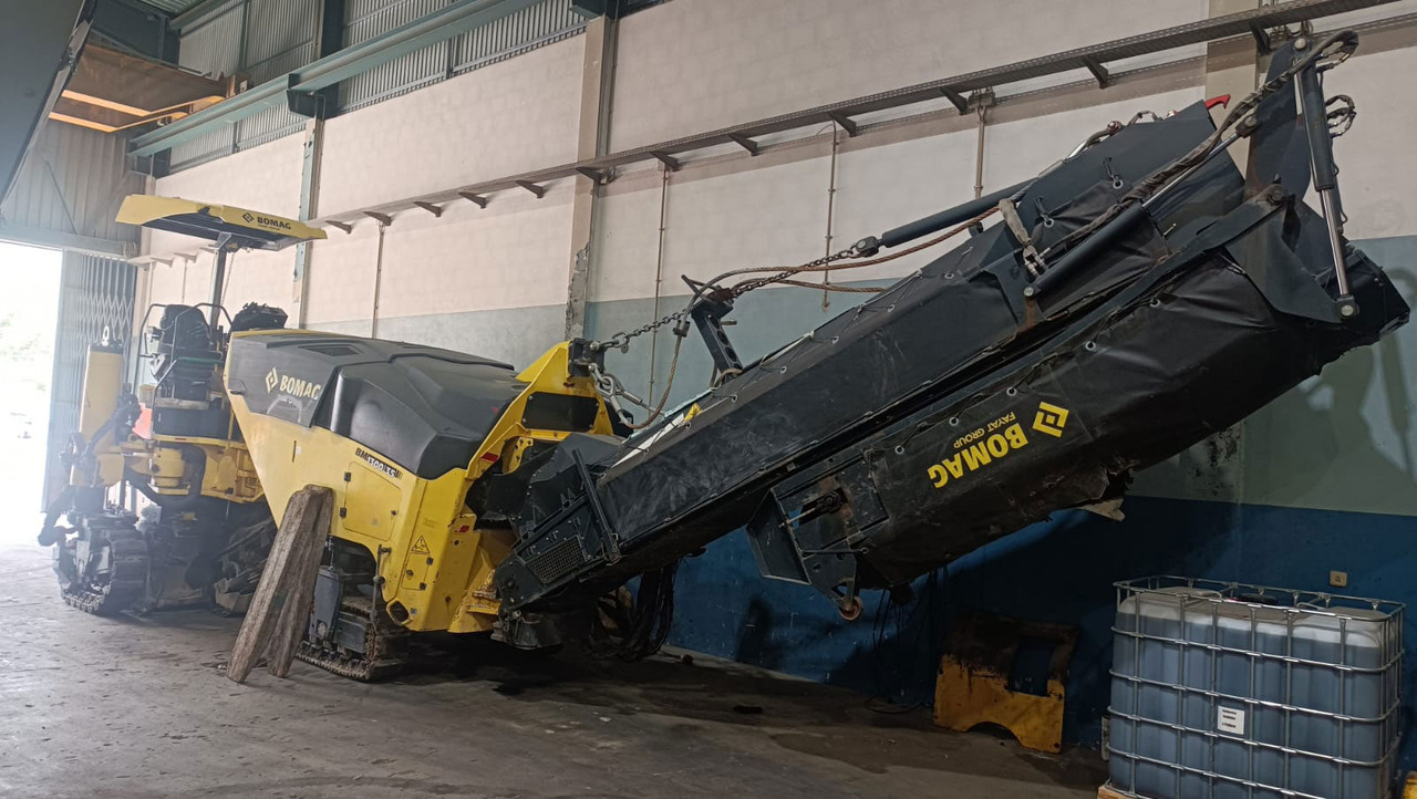 Bomag BM 1300/35 - Aszfaltmaró: 2 kép. Bomag BM 1300/35 - Aszfaltmaró: 2 kép.