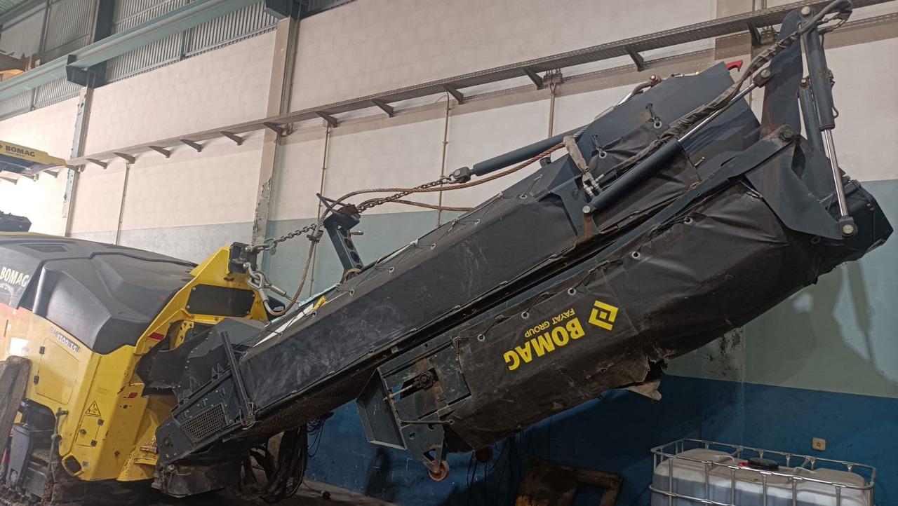 Bomag BM 1300/35 - Aszfaltmaró: 5 kép. Bomag BM 1300/35 - Aszfaltmaró: 5 kép.